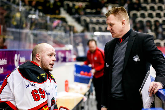 Malmö Redhawks målvakt Oscar Alsenfelt och assisterande