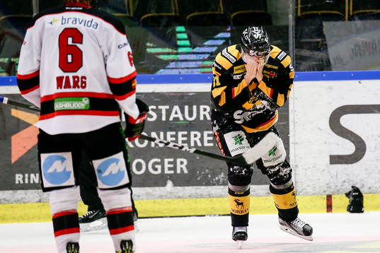 Skellefteås Jimmie Ericsson fick en klubba i ansiktet av