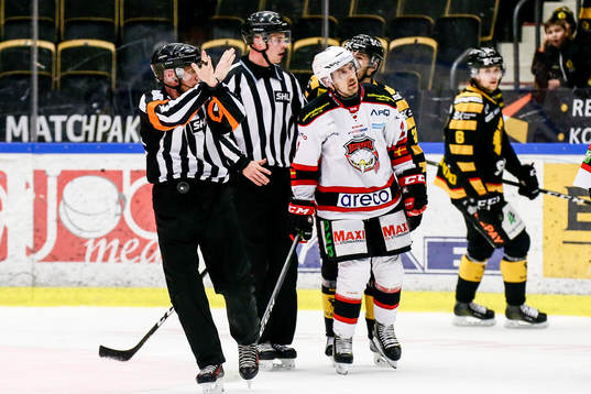 Domare Mikael Holm dömer bort det andra målet för matchen