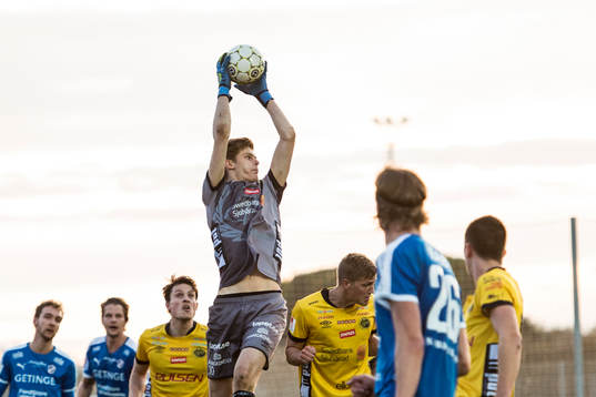 Elfsborgs målvakt Tim Rönning plockar bollen