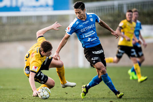 Elfsborgs Simon Olsson halkar