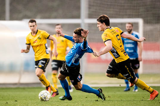 Halmstads Sead Haksabanovic faller