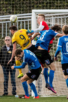 Halmstads målvakt Isak Pettersson mot Elfsborgs Lasse