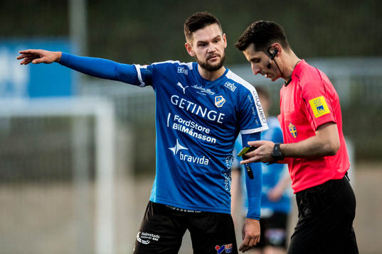 Halmstads Ivo Pekalski i samtal med domaren