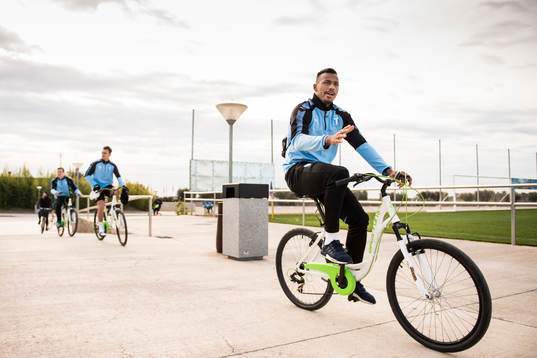 Felipe Carvalho anländer på cykel