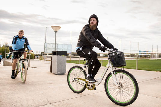 Jo Inge Berget och Anton Tinnerholm anländer på cykel