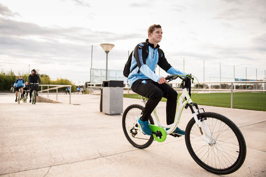 Erik Andersson anländer på cykel