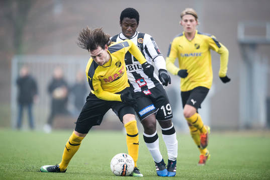 Landskronas Thierry Zahiu i kamp mot en av Löddes spelare
