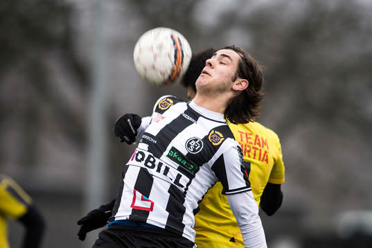 Landskronas Adi Nalic tar ner bollen på bröstet