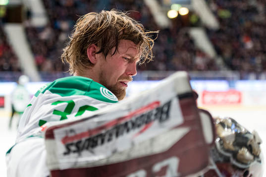 Rögles målvakt Anders Lindbäck kliver illamående av isen