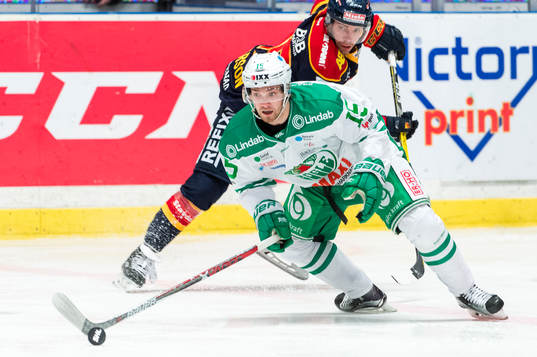 Rögles Simon Ryfors med puck