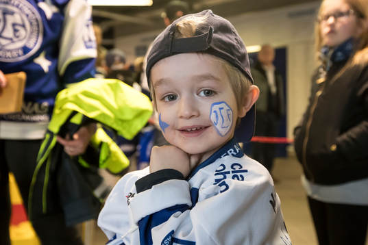 Ung supporter på familjedagen på Tegera arena vid
