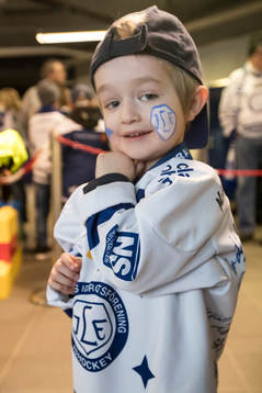 Ung supporter på familjedagen på Tegera arena vid