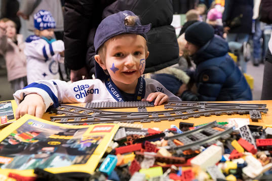 Ung supporter på familjedagen på Tegera arena vid