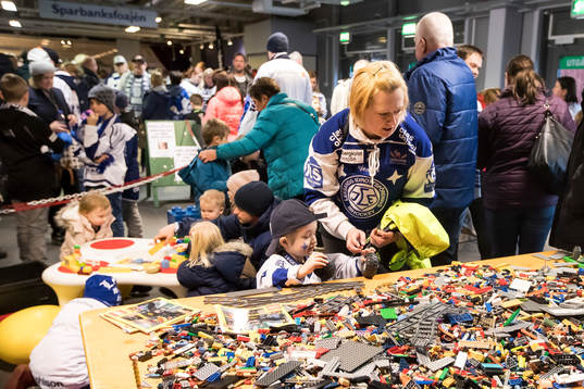 Legobygge på familjeadgen vid ishockeymatchen i SHL mellan