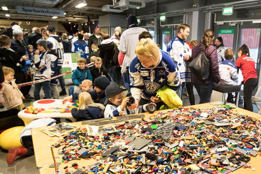 Legobygge på familjeadgen vid ishockeymatchen i SHL mellan
