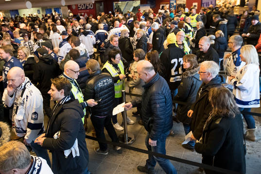 Besökare strömar till vid ishockeymatchen i SHL mellan