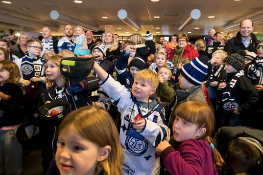 Godisregn vid familjedagen på Tegera Arena vid