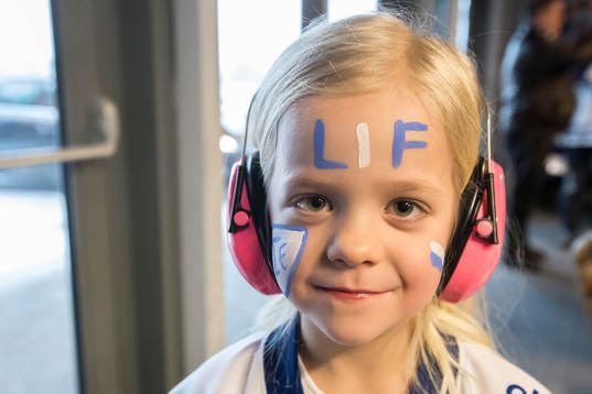 Ung supporter på familjedagen på Tegera arena vid