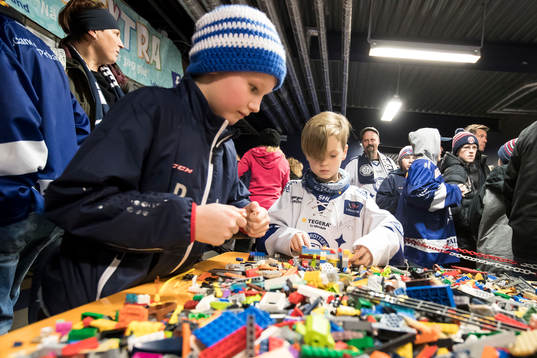 Legobygge på familjeadgen vid ishockeymatchen i SHL mellan