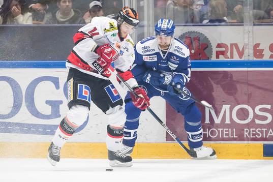 Örebros Tom Wandell och Leksands Mattias Ritola i kamp om