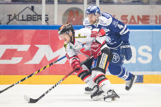 Örebros ???och Leksands Nichlas Torp i ishockeymatchen i
