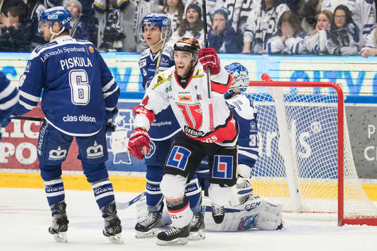 Örebros Peter Andersson jublar framör Leksands Joe