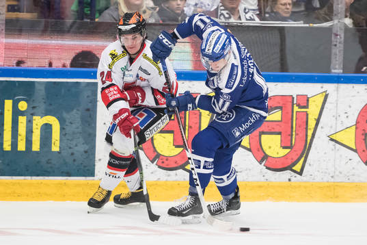 Leksands Martin Karlsson i kamp om pucken med Örebros Petr