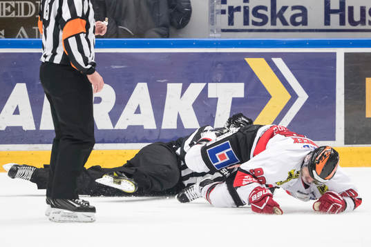 Örebros Libor Hudacek tacklar linjedomare Daniel Persson i