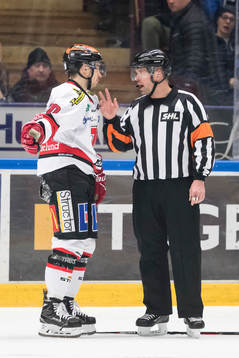 Örebros Libor Hudacek i samtal med domare Patrik Sjöberg
