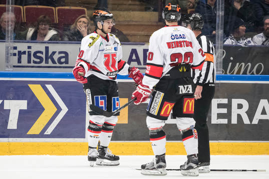 Örebros Libor Hudacek i samtal med domare Patrik Sjöberg