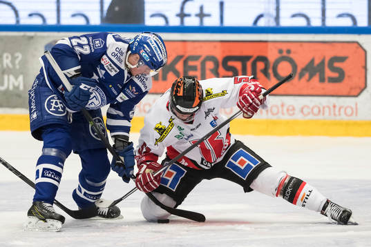 Leksands Martin Grönberg i kamp om pucken med Örebros