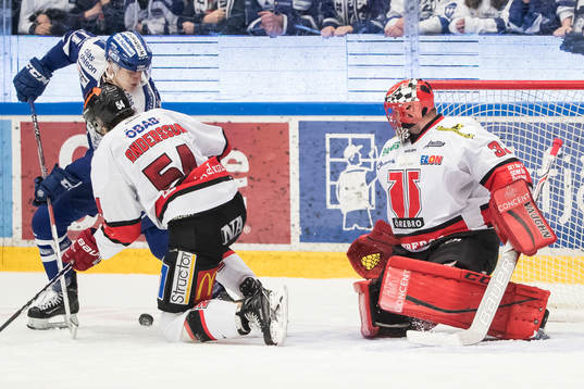 Chans för Leksands Martin Karlsson framför Örebros