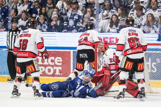 Leksands Johan Olofsson faller framför Örebros målvakt