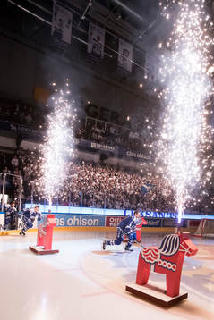 Leksands Joe Piskula gör entre i ishockeymatchen i SHL