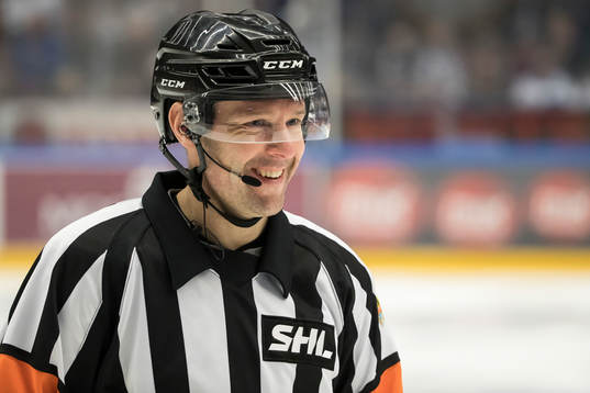 domare Patrik Sjöberg i ishockeymatchen i SHL mellan