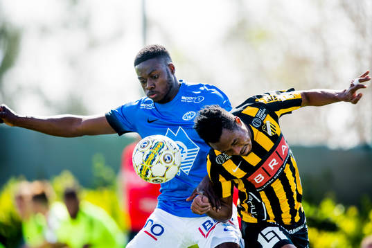 Häckens Nasiru Mohammed i kamp om bollen