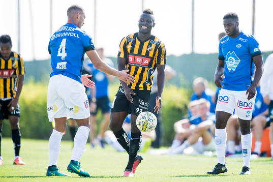 Häckens Alhassan Kamara skrattar