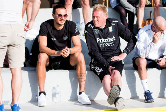 FC Köpenhamns Erik Johansson i samtal med IFK Göteborgs