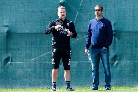 Assisterande tränare Magnus Edlund i samtal med Malmö FFs