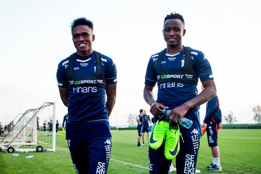 Lawson Sabah och Prosper Kasim lämnar en träning med IFK