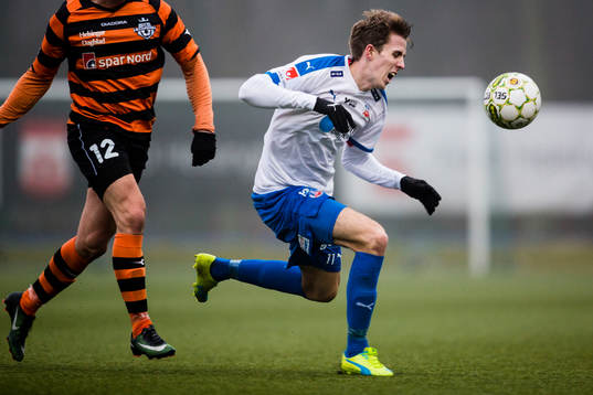 Helsingborgs Adam Eriksson faller
