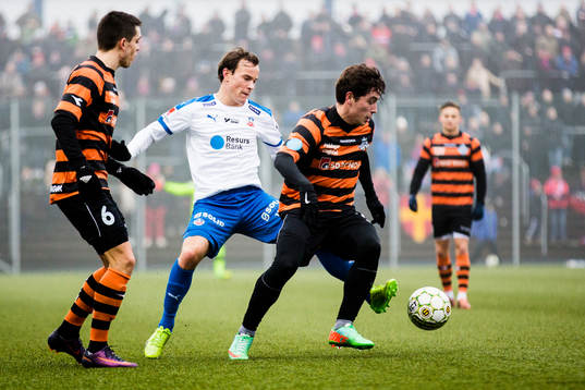 Helsingborgs Anton Wede i duell om bollen