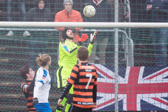 Helsingborgs Matt Pyzdrowski uppe för att fånga bollen