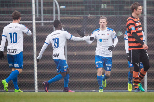 Helsingborgs Jesper Lange jublar med lagkamrater