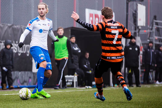 Helsingborgs Jonatan Olsson med bollen