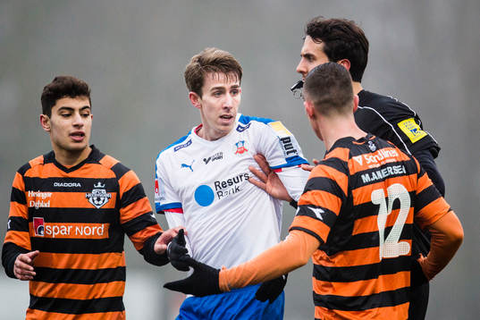 Helsingborgs Adam Eriksson i diskussion med Helsingørs