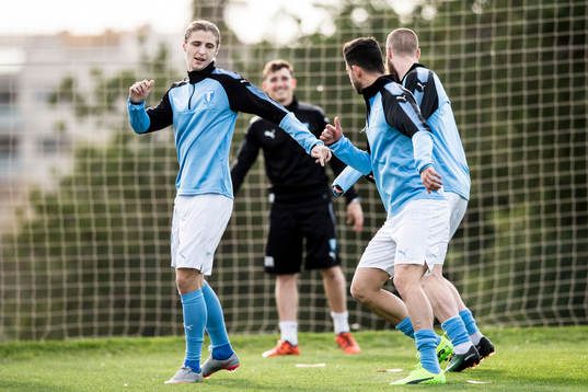 Malmö FFs Pawel Cibicki värmer upp