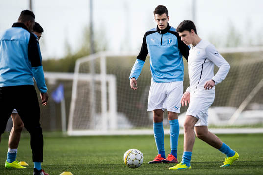Malmö FFs Alexander Jeremejeff och Samuel Adrian värmer