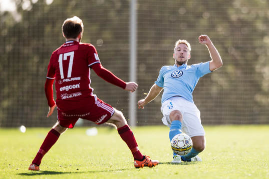 Malmö FFs Anton Tinnerholm och Östersunds Curtis Edwards